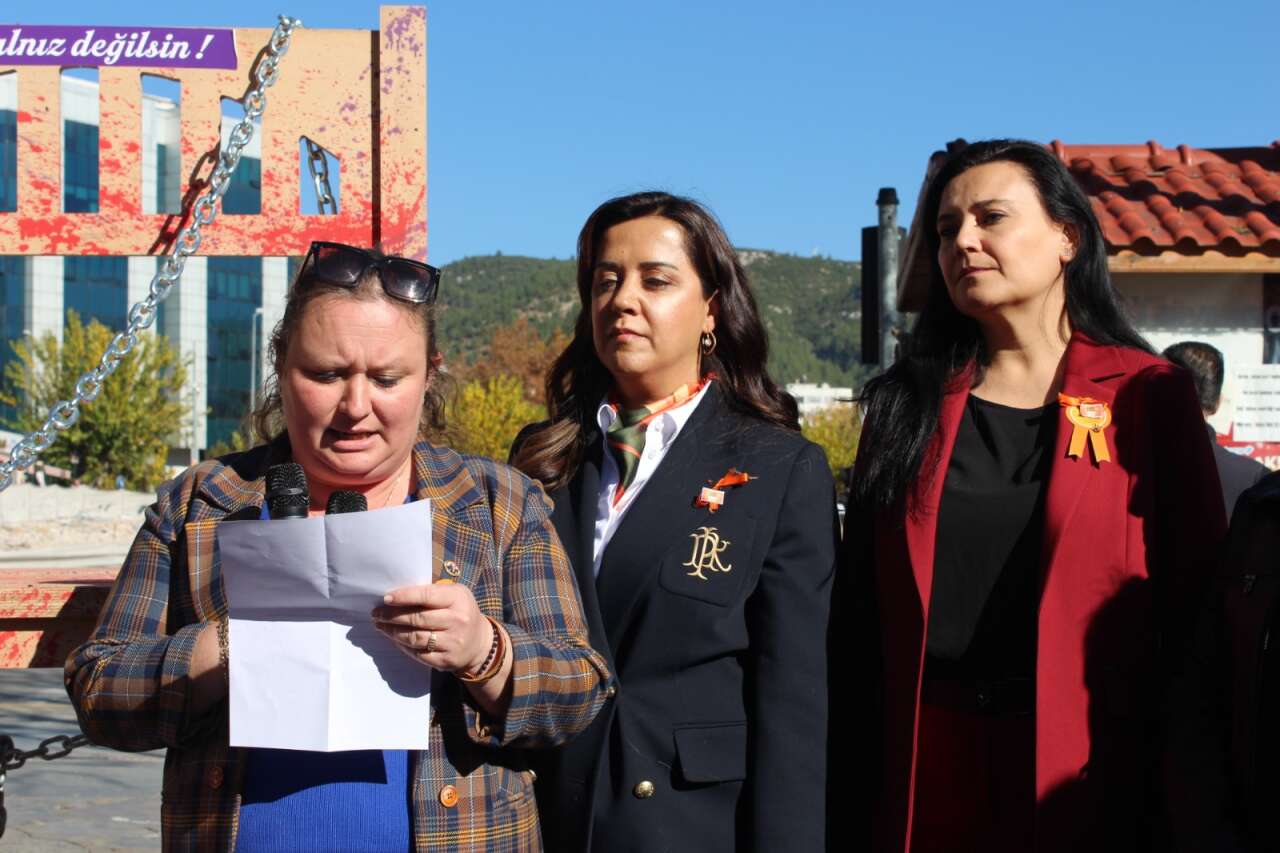 Zincirli Sandalyeler Açıldı, Muğla Meydanları Kadına Şiddete Hayır Dedi 5